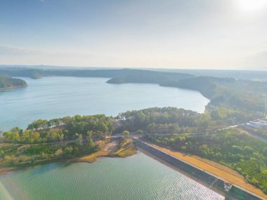 Bien Ho Che ya da Bien Ho çay sahalarının havadan görünüşü, Pleiku şehrinin dışında, Gia Lai, Vietnam. Doğa manzarası, dağ ve sisli uzak. Seyahat ve manzara konsepti.