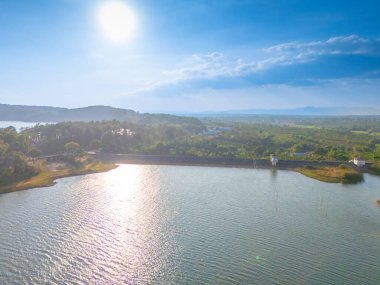 Bien Ho Che ya da Bien Ho çay sahalarının havadan görünüşü, Pleiku şehrinin dışında, Gia Lai, Vietnam. Doğa manzarası, dağ ve sisli uzak. Seyahat ve manzara konsepti.