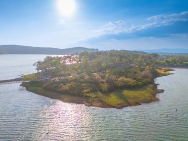 Bien Ho Che ya da Bien Ho çay sahalarının havadan görünüşü, Pleiku şehrinin dışında, Gia Lai, Vietnam. Doğa manzarası, dağ ve sisli uzak. Seyahat ve manzara konsepti.