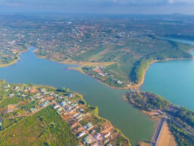 Bien Ho Che ya da Bien Ho çay sahalarının havadan görünüşü, Pleiku şehrinin dışında, Gia Lai, Vietnam. Doğa manzarası, dağ ve sisli uzak. Seyahat ve manzara konsepti.