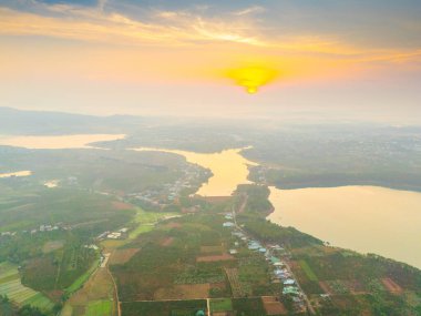 Bien Ho Che ya da Bien Ho çay sahalarının havadan görünüşü, Pleiku şehrinin dışında, Gia Lai, Vietnam. Doğa manzarası, dağ ve sisli uzak. Seyahat ve manzara konsepti.