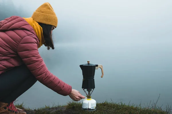 Woman Hiker Preparing Coffee Moka Pot Coffee Maker Camping Gas — Fotografia de Stock