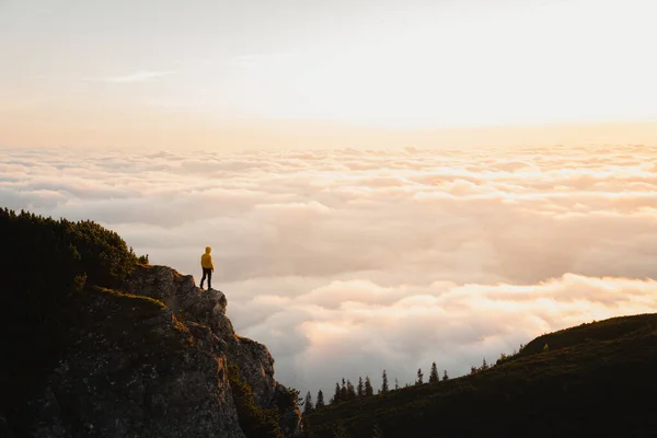 Одна Людина Стоїть Над Гірською Скелею Дивиться Небо Над Хмарами — стокове фото