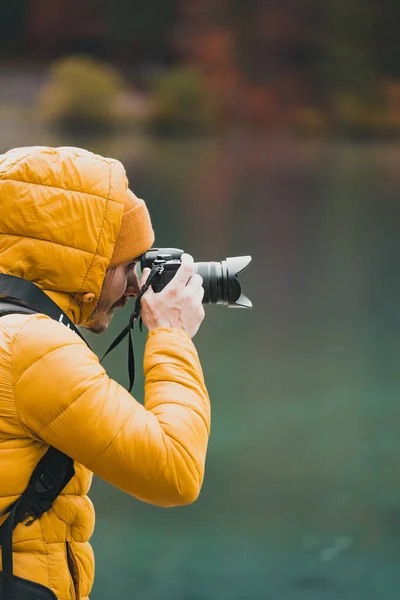 Selective Focus Outdoor Photographer Taking Landscape Photos Using Digital Camera — Stock Photo, Image