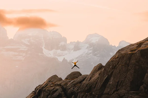 Вид Людину Яка Подорожує Вершині Гори Насолоджуючись Видом Природу Піднятими — стокове фото