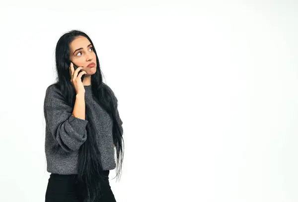 Skuffet Forvirret Vred Ung Kvinde Ser Håbløs Mens Hun Taler - Stock-foto