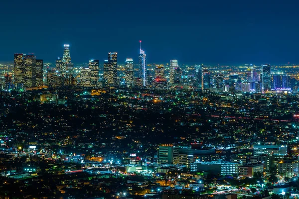 在晚上的洛杉矶摩天大楼 免版税图库照片