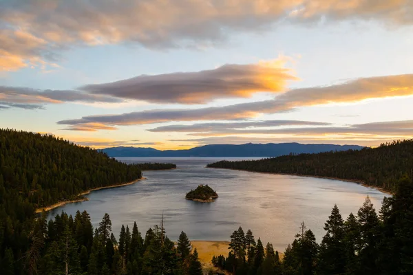 エメラルドベイ夜明けのタホ湖 ストック画像