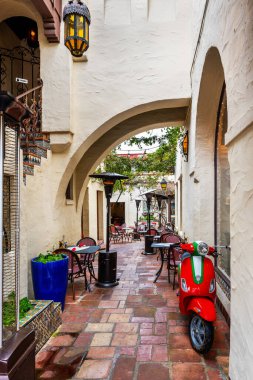 Carmel-by-the-Sea, California 'daki açık hava restoran masaları.