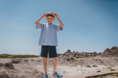 Çorak Topraklar Ulusal Parkı 'nın kaya oluşumlarını keşfeden genç bir çocuk.