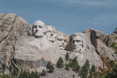 Dağın yakın görüntüsü. Rushmore, dağ yamacına oyulmuş dört ünlü Amerikan başkanının yüzünü sunar.