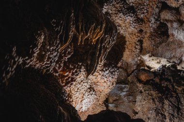 Mücevher Mağarası Ulusal Anıtı 'ndaki eşsiz kalsit oluşumlarına 