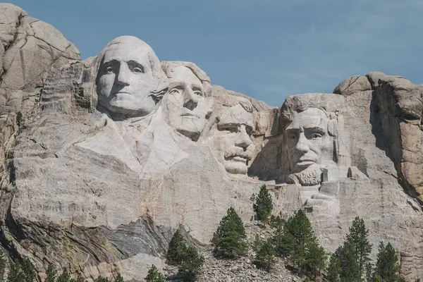 Dağın yakın görüntüsü. Rushmore, dağ yamacına oyulmuş dört ünlü Amerikan başkanının yüzünü sunar.
