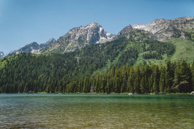 Grand Teton Ulusal Parkı 'ndaki String Gölü' nün karşısındaki Teton Dağları manzarası