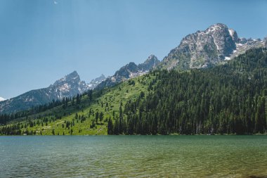 Grand Teton Ulusal Parkı 'ndaki String Gölü' nün karşısındaki Teton Dağları manzarası