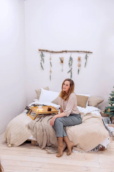 Сучасна Жінка Середнього Віку Сидить Ліжку Скандинавському Стилі Різдво Дівчина — стокове фото