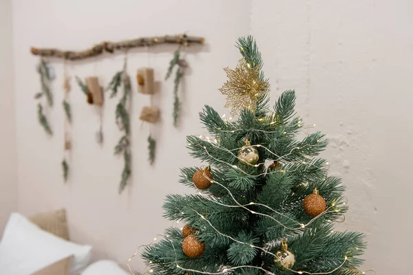 Close Artificial Christmas Tree Garland Monochrome Golden Balls Light Background — Stock Photo, Image
