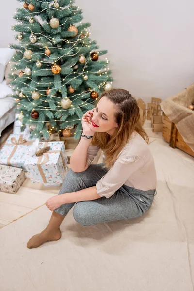 Stijlvolle Moderne Millennial Vrouw Zit Buurt Van Kunstmatige Kerstboom Houten — Stockfoto