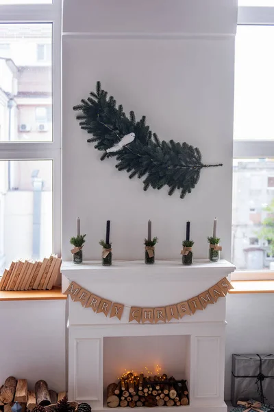 벽난로 미니멀리즘적 크리스마스 스칸디나비아의 스타일이다 촛불이 손으로 촛대가 가문비나무 — 스톡 사진