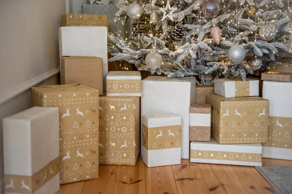 木地板 层压板 白色手工金纸的礼物在圣诞树下 等圣诞节 圣诞老人 北欧风格的乡村人造豪华圣诞树 — 图库照片