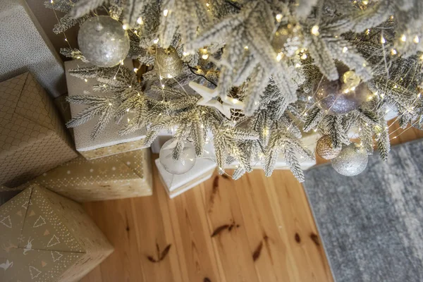 Деревянный Пол Ламинат Коробки Подарками Белой Ручной Золотой Бумаги Елкой — стоковое фото