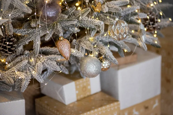 木製の床 積層板 クリスマスツリーの下の白いクラフト金の紙のギフトと箱 クリスマスを待っている サンタクロース 素朴な北欧スタイルの人工高級クリスマスツリー — ストック写真