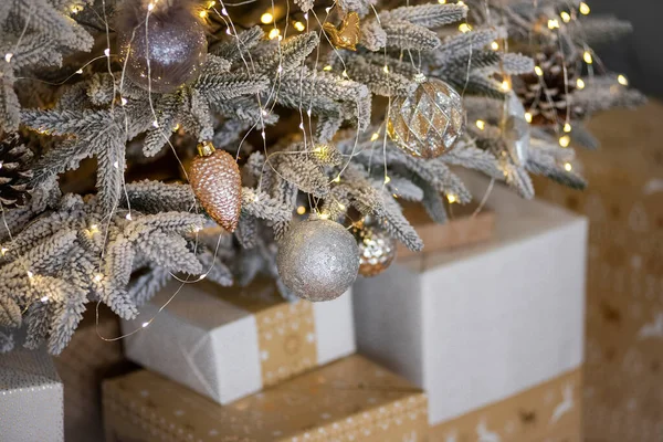 木地板 层压板 白色手工金纸的礼物在圣诞树下 等圣诞节 圣诞老人 北欧风格的乡村人造豪华圣诞树 — 图库照片