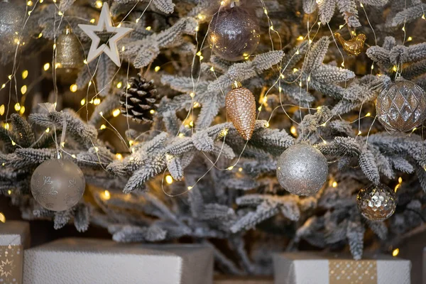 장난감 깃털이 사슴은 눈덮인 크리스마스 트리에 매달려 있습니다 장식은 화려하다 — 스톡 사진