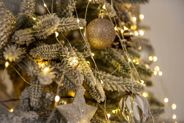 장난감 깃털이 사슴은 눈덮인 크리스마스 트리에 매달려 있습니다 장식은 화려하다 — 스톡 사진