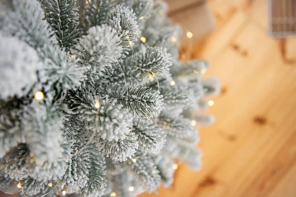눈덮인 크리스마스 복장을 선반이서 미니멀리즘적 스타일 흉내내봐 — 스톡 사진