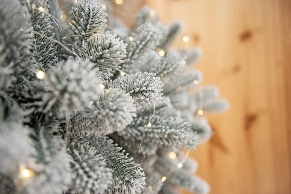 Bovenaanzicht Van Een Besneeuwde Kunstmatige Kerstboom Met Heldere Bloemenslingers Staat — Stockfoto