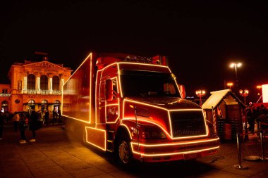 Zagreb, Hırvatistan - 8 Aralık 2022: Tomislav King Meydanı 'nda parlak ışıklarla süslenmiş Coca Cola Noel kamyonu. Kışın Kızıl Haç 'a bağış toplamak için yardım tatili.