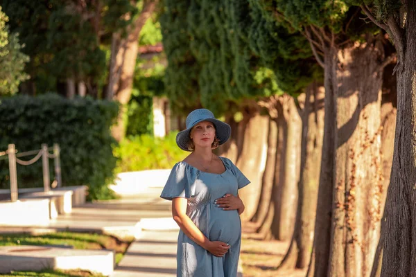 Close Portrait Romantic Middle Aged Pregnant Woman Pine Forest Millennial — Stockfoto