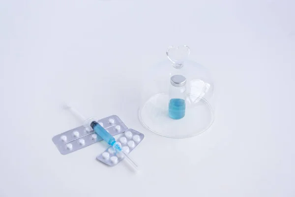 White Isolated Background Lie Syringe Medicine Vial Blue Vaccine Viruses — Stockfoto