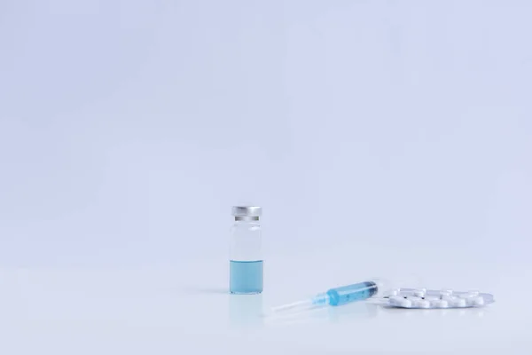 White Isolated Background Lie Syringe Medicine Vial Blue Vaccine Viruses — Stockfoto