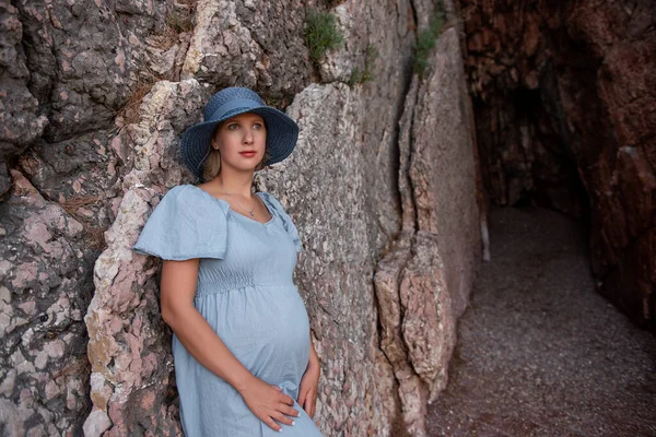 Вагітна Тисячолітня Жінка Блакитній Сукні Стоїть Серед Скель Березі Моря — стокове фото