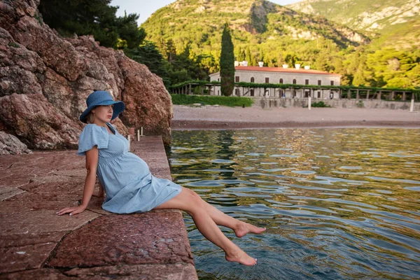 Pregnant Woman Traveler Denim Dress Blue Straw Hat Sits Sea — Stok Foto