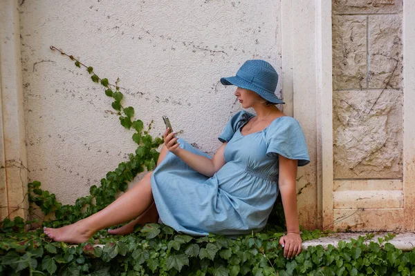 Portrait Mid Adult Pregnant Woman Denim Dress Blue Hat Takes — Stockfoto
