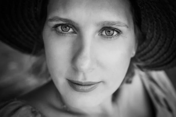 Чорно Білий Портрет Жінки Середнього Віку Синьому Солом Яному Капелюсі — стокове фото
