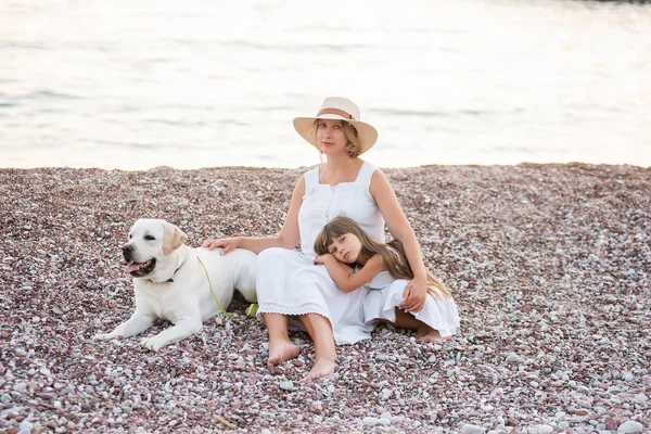 Pregnant Mother Little Daughter Sitting Sand Beach Sea Golden Retriever — Stockfoto