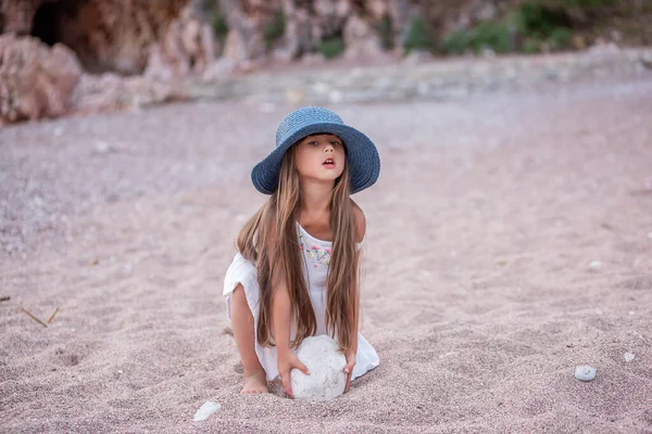 Маленька Дівчинка Блакитному Капелюсі Біле Плаття Грає Піску Маленька Галька — стокове фото