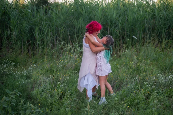 Яскрава Різноманітна Надзвичайна Мати Дочка Обіймаються Лісі Жінки Рожеве Волосся — стокове фото