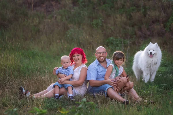 Retrato Brilhante Incomum Família Diversidade Natureza Com Cão Samoyed Viajar — Fotografia de Stock