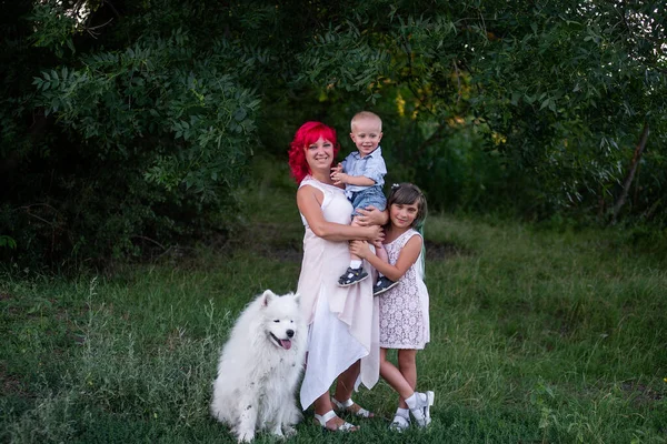 Retrato Família Diversidade Mãe Com Dois Filhos Branco Samoyed Exuberante — Fotografia de Stock