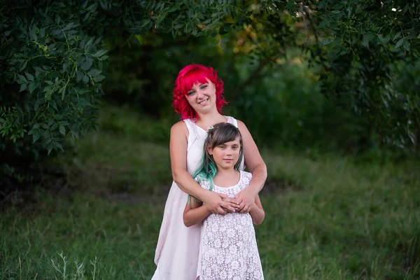 Jasná Různorodá Výjimečná Matka Dcera Objímající Lese Žena Růžové Vlasy — Stock fotografie