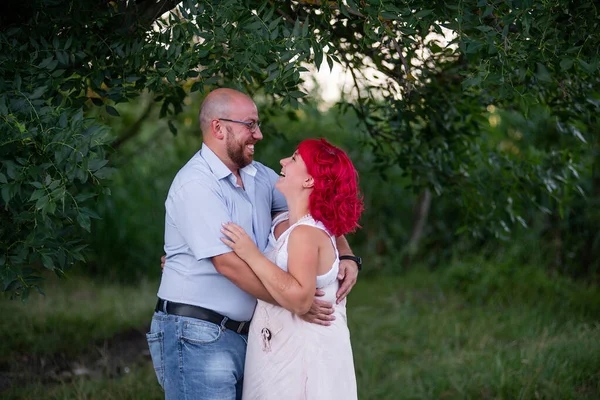 Homem Careca Óculos Abraçar Com Ternura Mulher Com Cabelo Rosa — Fotografia de Stock