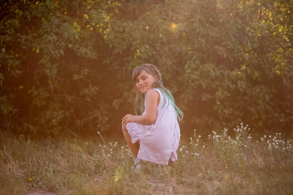 Κοριτσάκι Πράσινα Μαλλιά Συλλέγει Άγρια Λουλούδια Μπουκέτο Για Δώρο Στη — Φωτογραφία Αρχείου