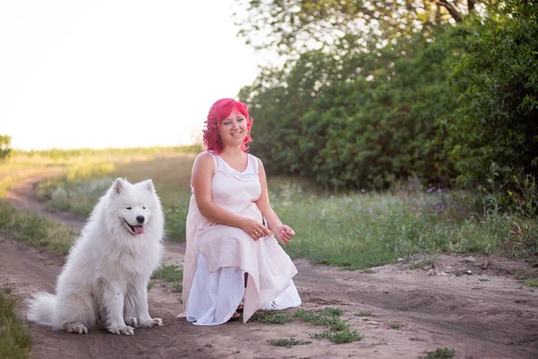 Яскраве Розмаїття Жінки Рожевим Волоссям Ходить Лісі Собакою Самойдом Шляху — стокове фото