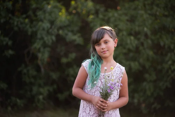 Κορίτσι Πράσινα Μαλλιά Κρατά Μπουκέτο Από Αγριολούλουδα Βοτανικό Φόντο Κοιτάζει — Φωτογραφία Αρχείου