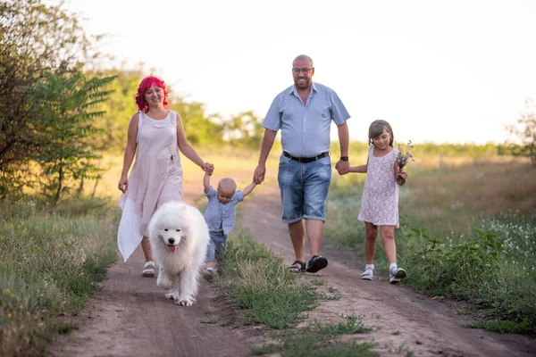 Samoyed Cão Andando Com Família Diversidade Brilhante Longo Dos Caminhos — Fotografia de Stock